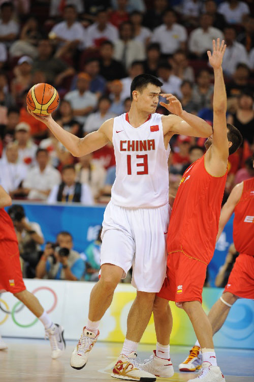 篮球CBA赛场出现冲突，裁判提前终止比赛（CBA赛场爆发冲突，裁判提前吹停比赛）