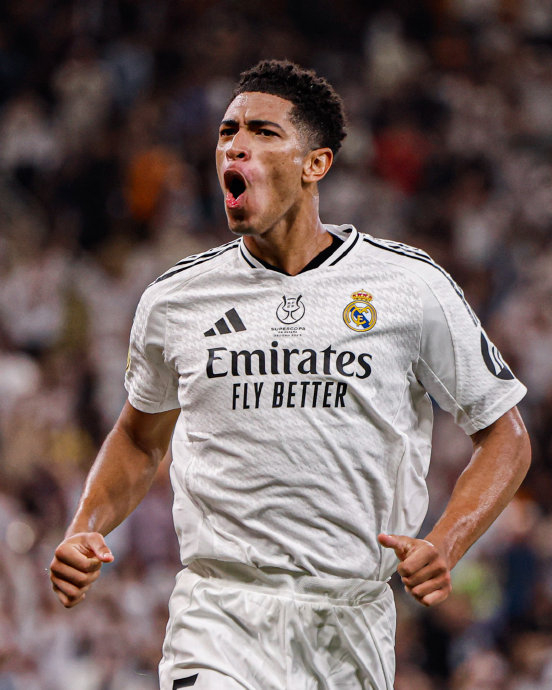 保安大爷中场硬核加入拉拉队，全场尖叫炸了！（中场惊喜！保安大爷硬核加入啦啦队，全场尖叫沸腾）