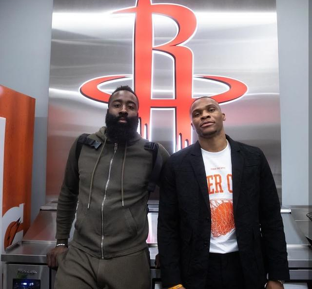 队报：姆巴佩因伤退出国家队后并未返回皇马，而是去了迪拜（队报：因伤退出国家队的姆巴佩未返皇马，改赴迪拜）