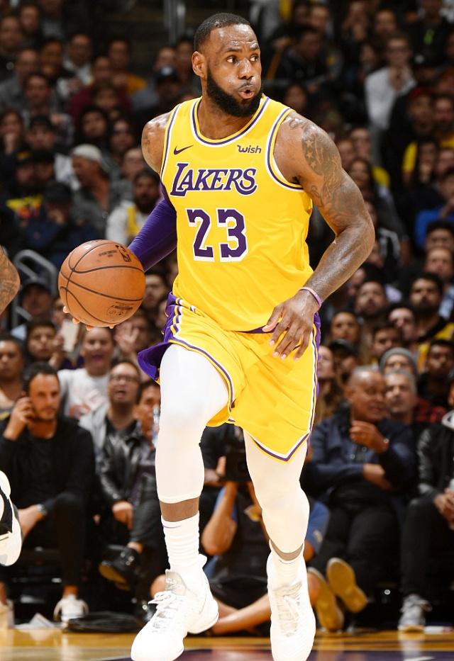 阿森纳成为第二支，在小组赛／联赛阶段10连胜的英伦球队（阿森纳成英伦足坛第二支在小组赛或联赛阶段豪取十连胜的球队）