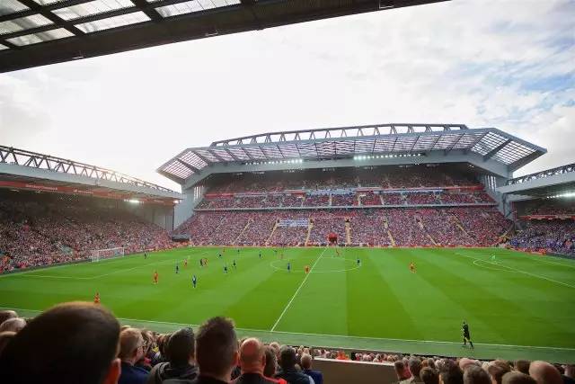 53岁齐达内夜游上海，与大妈踢毽子几分钟融入氛围，展现顶级球商（53岁齐达内夜逛沪上，与大妈踢毽子几分钟就打成一片，顶级球商尽显）