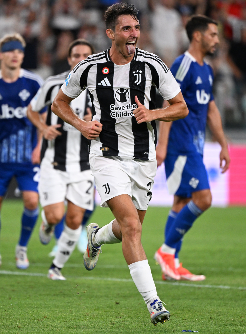 重拳打到对手没有还手之力，裁判无奈结束比赛干净版（重拳压制对手无力还击，裁判果断终止比赛(干净版)）